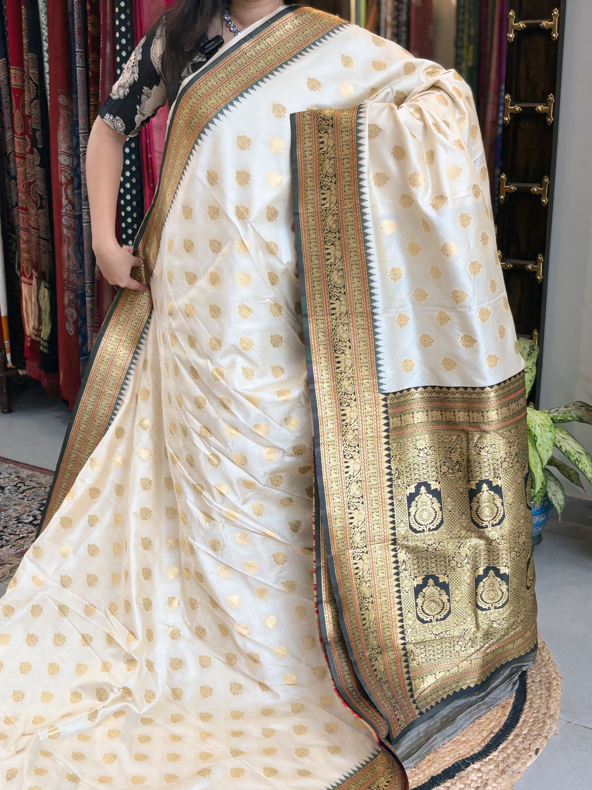 Shwet Swarna - Mashru Banarasi