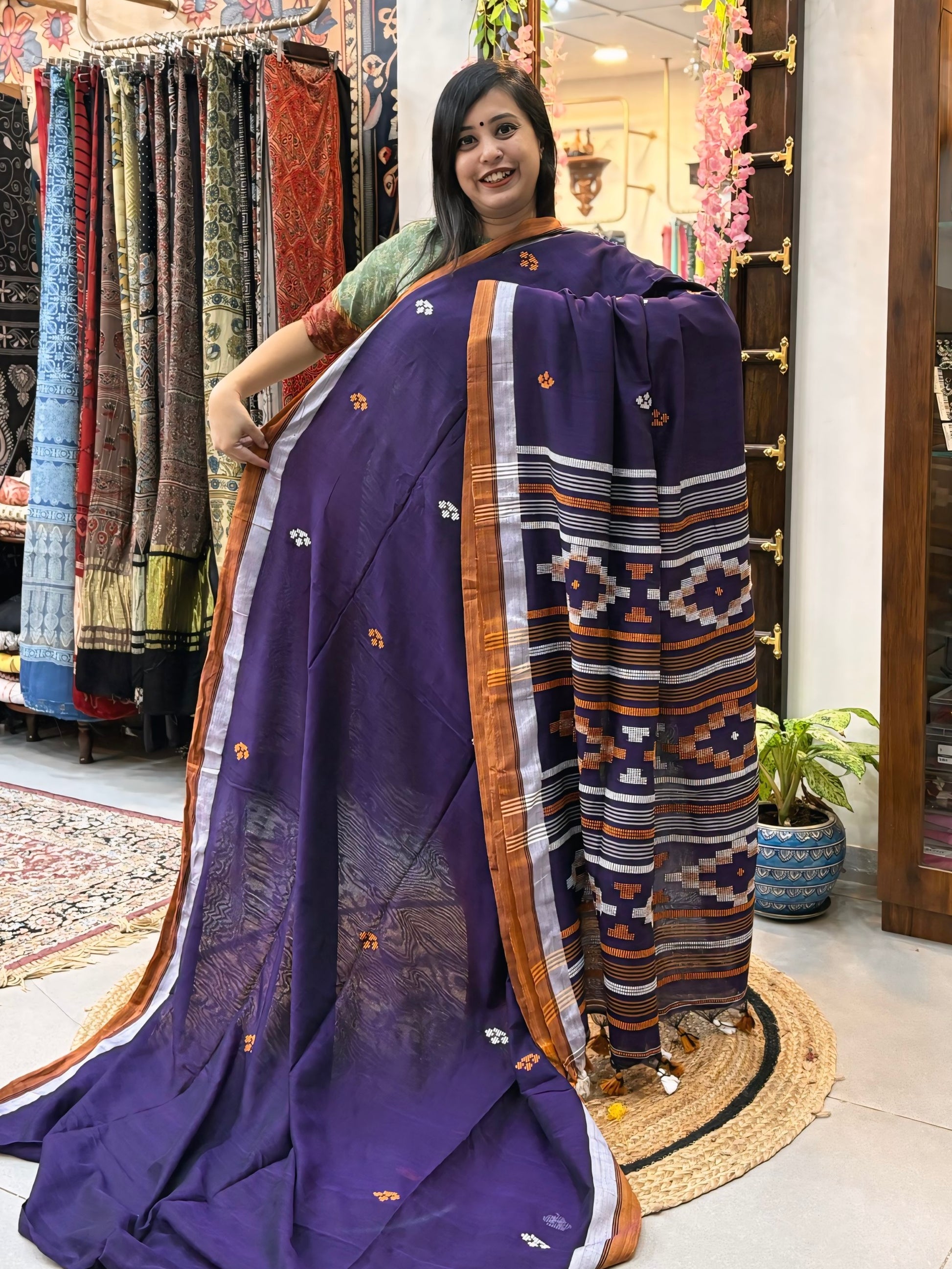 Dhaara
 - Bhujori Khadi Cotton Saree