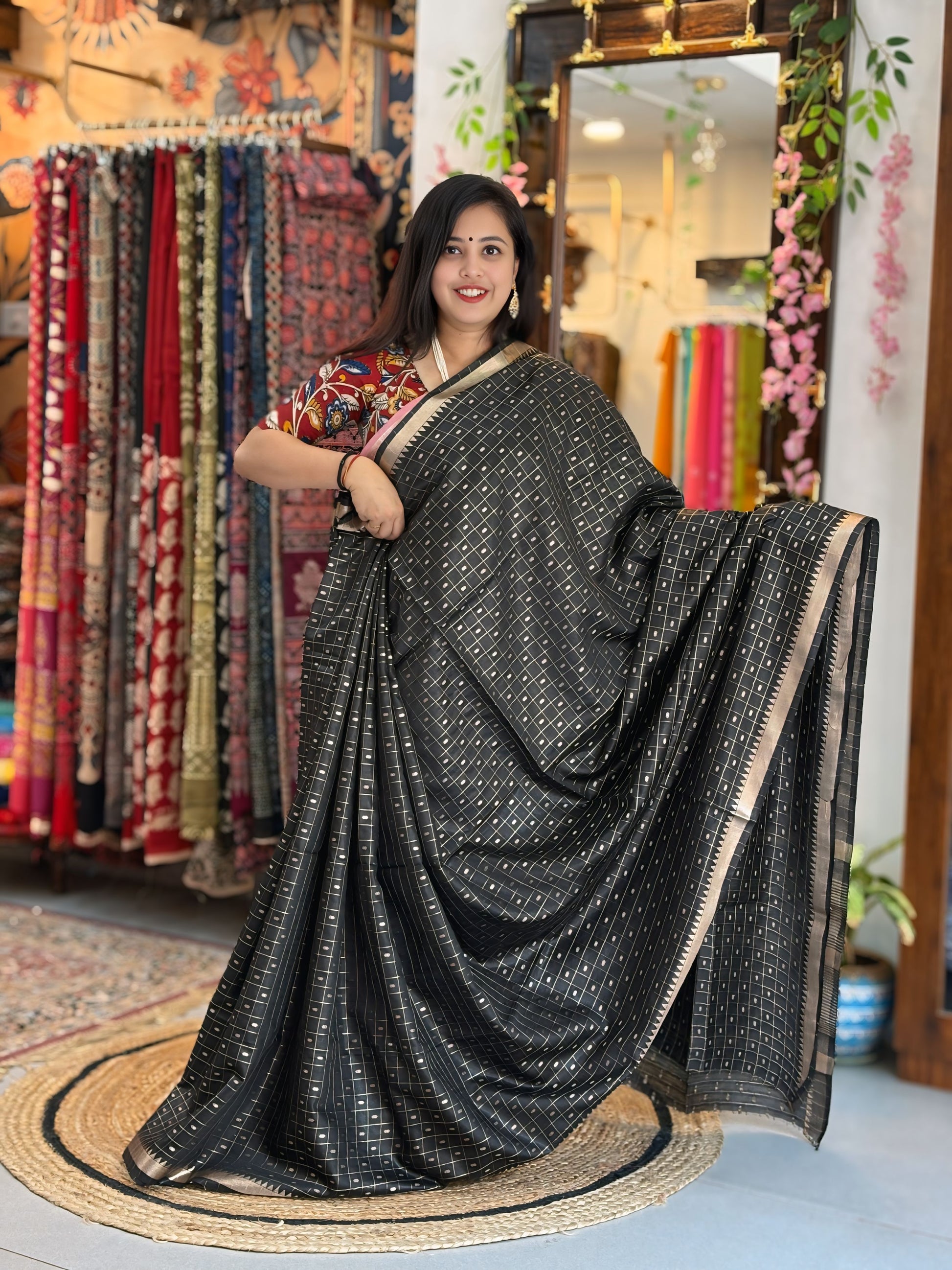 Eshwari
 - Maheshwari Banarasi Saree