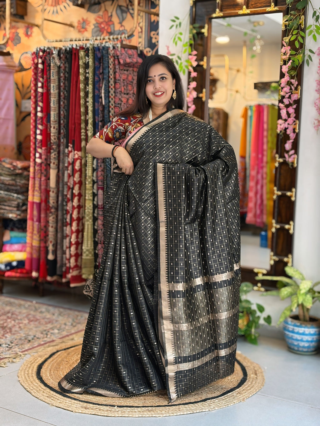 Eshwari
 - Maheshwari Banarasi Saree
